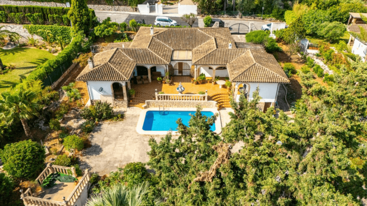 Finca espagnole traditionnelle avec un énorme terrain et un potentiel infini à vendre dans le complexe de golf La Sella, Pedreguer, Costa Blanca.
