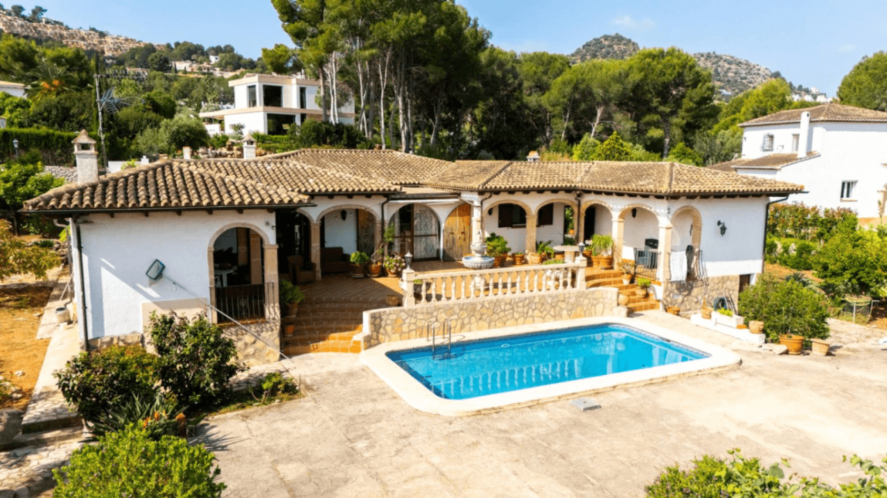 Finca espagnole traditionnelle avec un énorme terrain et un potentiel infini à vendre dans le complexe de golf La Sella, Pedreguer, Costa Blanca.