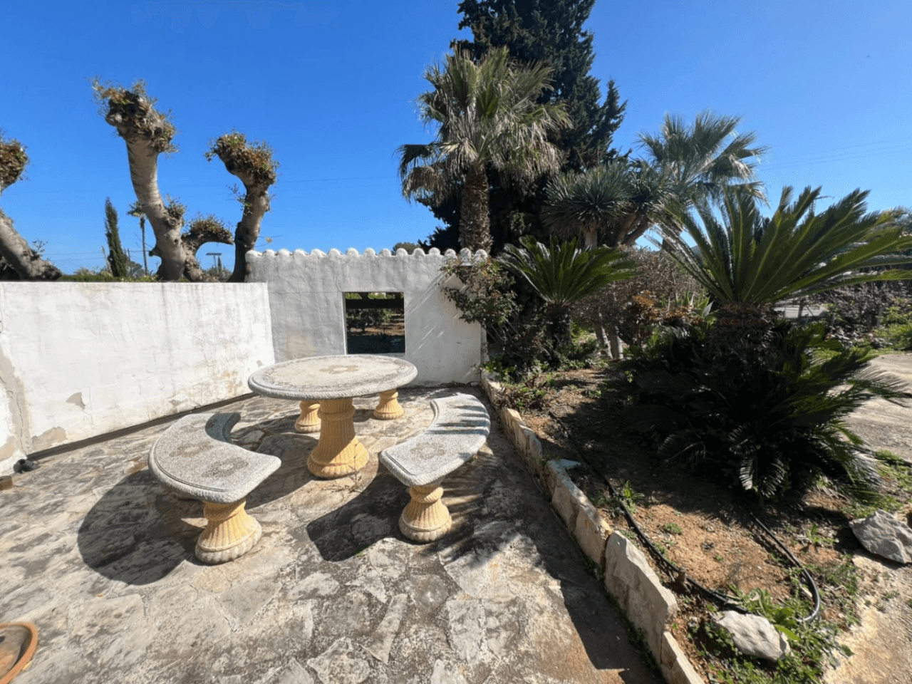 Finca espagnole traditionnelle avec un énorme terrain et un potentiel infini à vendre dans le complexe de golf La Sella, Pedreguer, Costa Blanca.