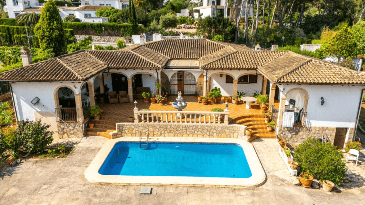 Finca espagnole traditionnelle avec un énorme terrain et un potentiel infini à vendre dans le complexe de golf La Sella, Pedreguer, Costa Blanca.