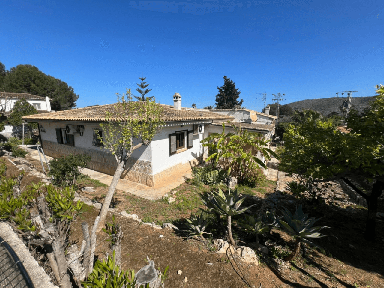 Finca espagnole traditionnelle avec un énorme terrain et un potentiel infini à vendre dans le complexe de golf La Sella, Pedreguer, Costa Blanca.