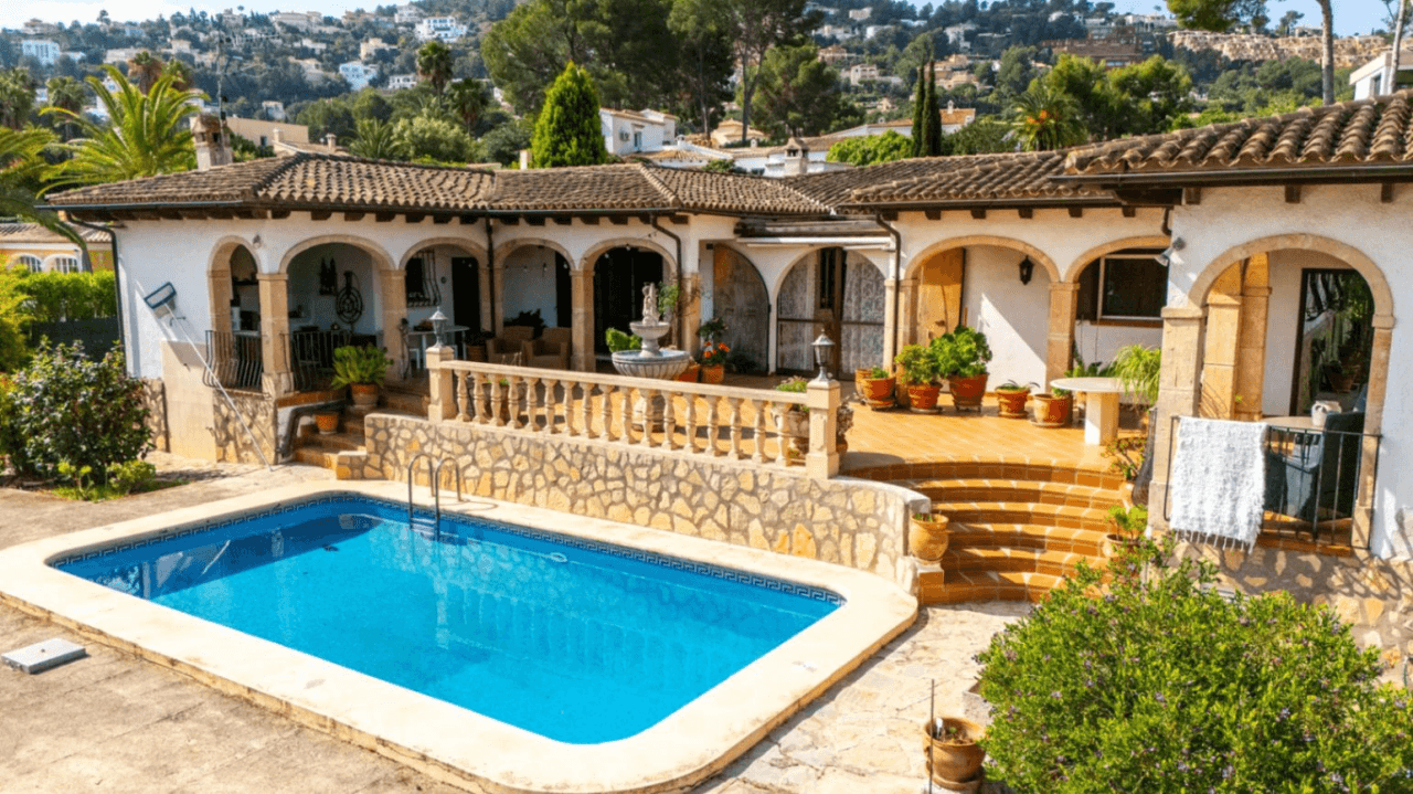 Finca espagnole traditionnelle avec un énorme terrain et un potentiel infini à vendre dans le complexe de golf La Sella, Pedreguer, Costa Blanca.