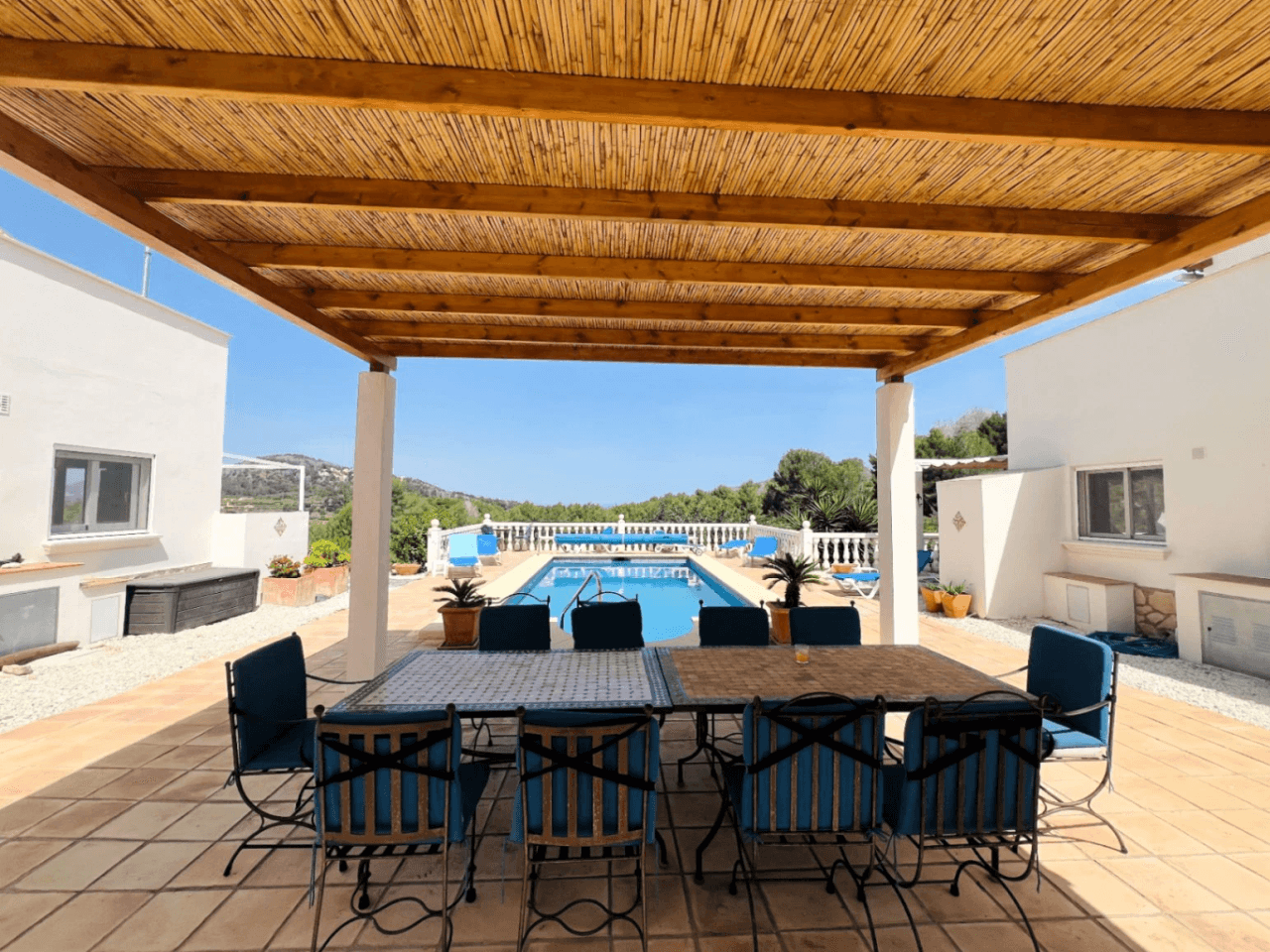 Ruime villa op een unieke locatie met panoramisch uitzicht, omringd door een natuurpark in Jesus Pobre, Denia, Costa Blanca.