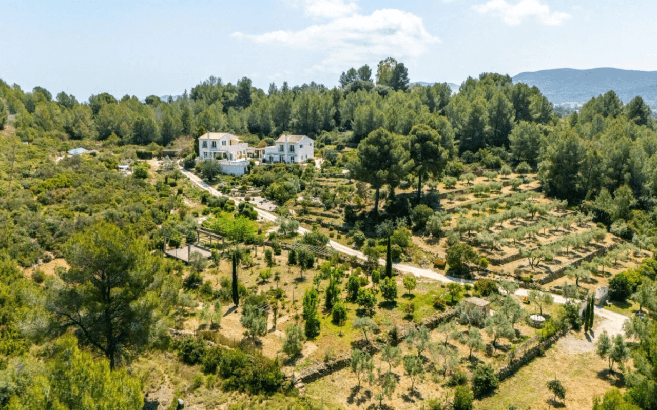 Ruime villa op een unieke locatie met panoramisch uitzicht, omringd door een natuurpark in Jesus Pobre, Denia, Costa Blanca.