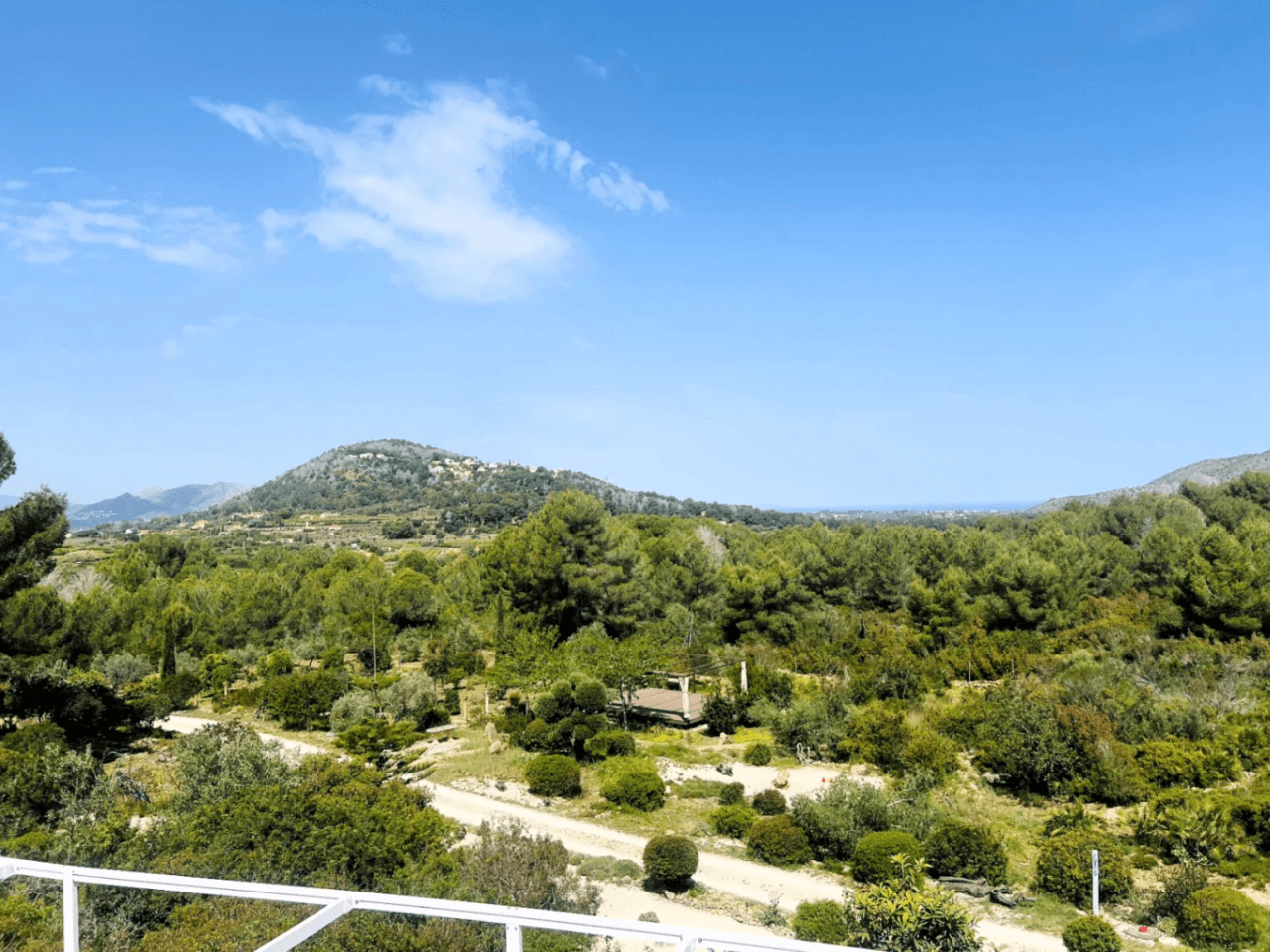 Ruime villa op een unieke locatie met panoramisch uitzicht, omringd door een natuurpark in Jesus Pobre, Denia, Costa Blanca.
