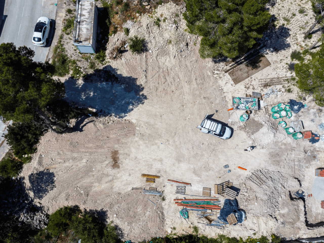 Perceel in Moraira te koop met zeezicht en volledige infrastructuur