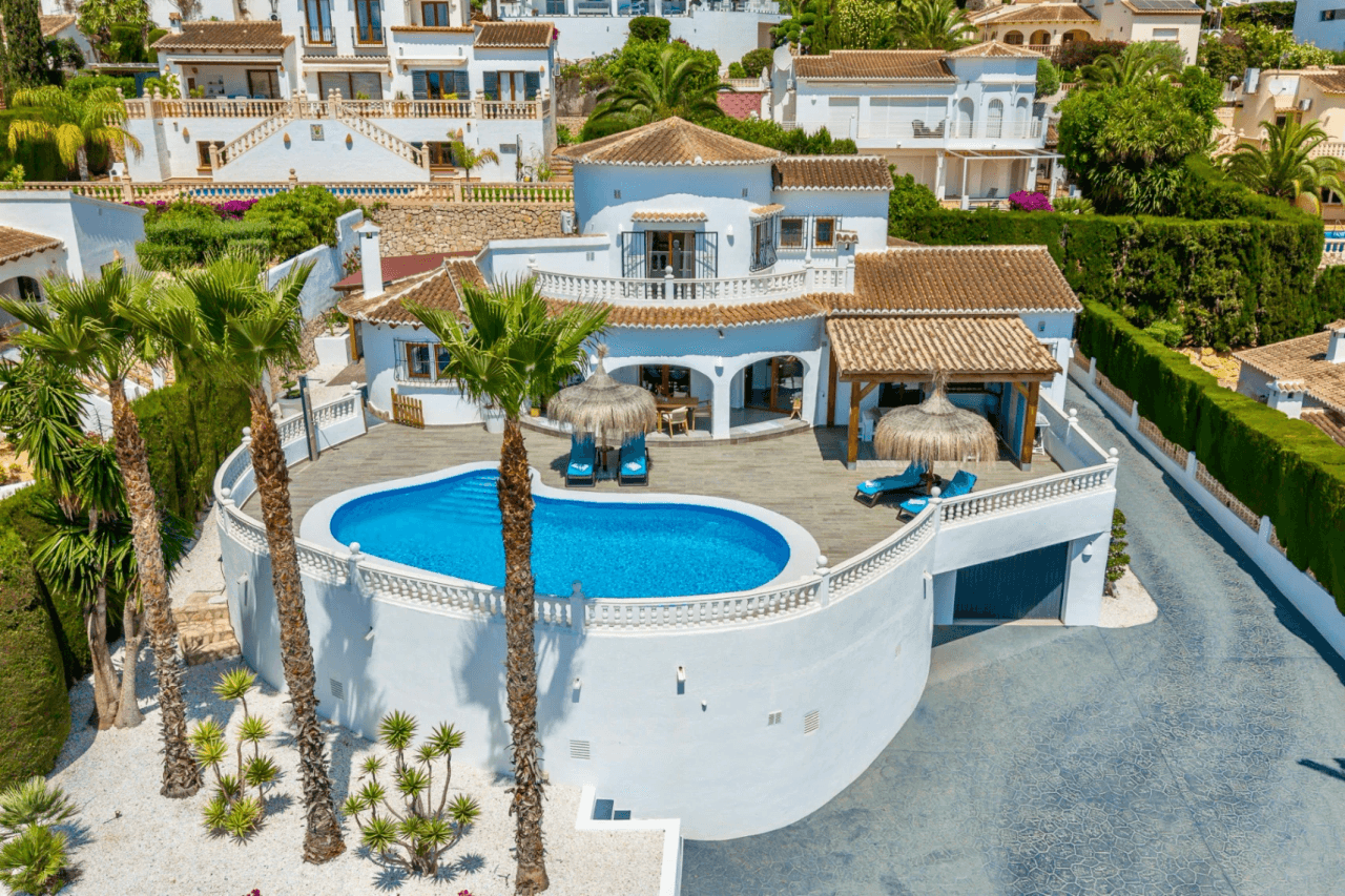 Exclusieve, trendy en volledig gerenoveerde villa met panoramisch zeezicht te koop in Moraira – toplocatie nabij centrum en strand