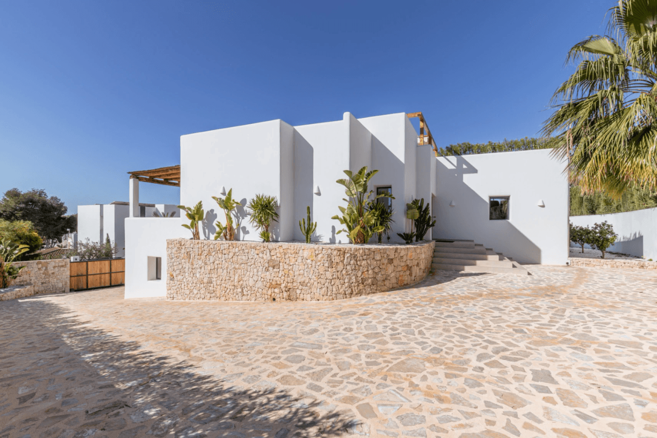 Ibiza Style Luxury Villa in Moraira — Mediterranean Elegance Just 1 km from the Sea