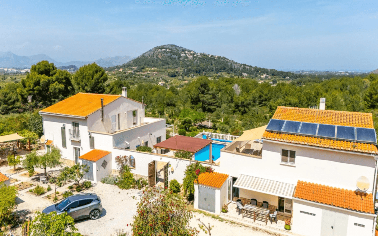 Ruime villa op een unieke locatie met panoramisch uitzicht, omringd door een natuurpark in Jesus Pobre, Denia, Costa Blanca.