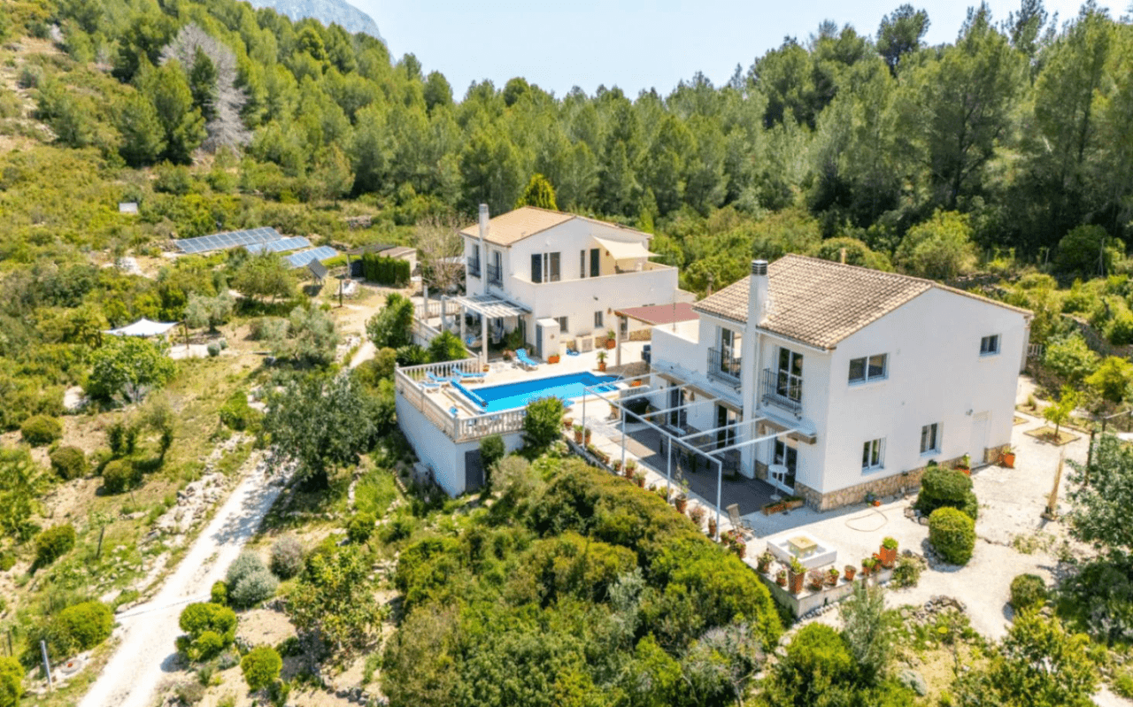 Ruime villa op een unieke locatie met panoramisch uitzicht, omringd door een natuurpark in Jesus Pobre, Denia, Costa Blanca.