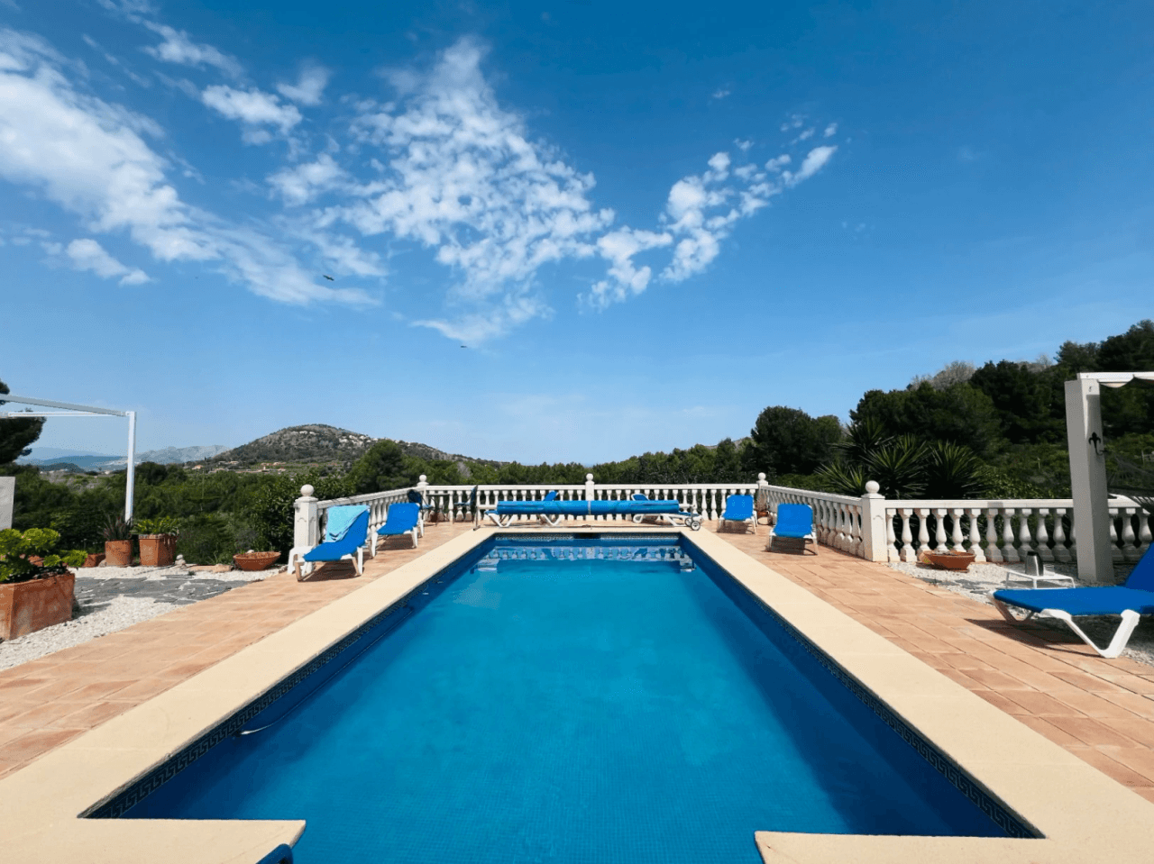 Ruime villa op een unieke locatie met panoramisch uitzicht, omringd door een natuurpark in Jesus Pobre, Denia, Costa Blanca.
