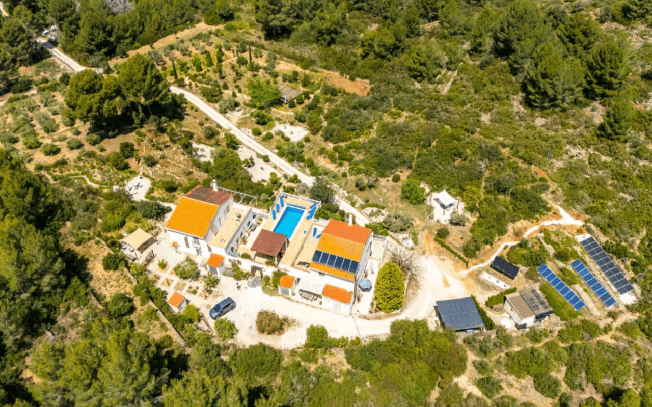 Ruime villa op een unieke locatie met panoramisch uitzicht, omringd door een natuurpark in Jesus Pobre, Denia, Costa Blanca.
