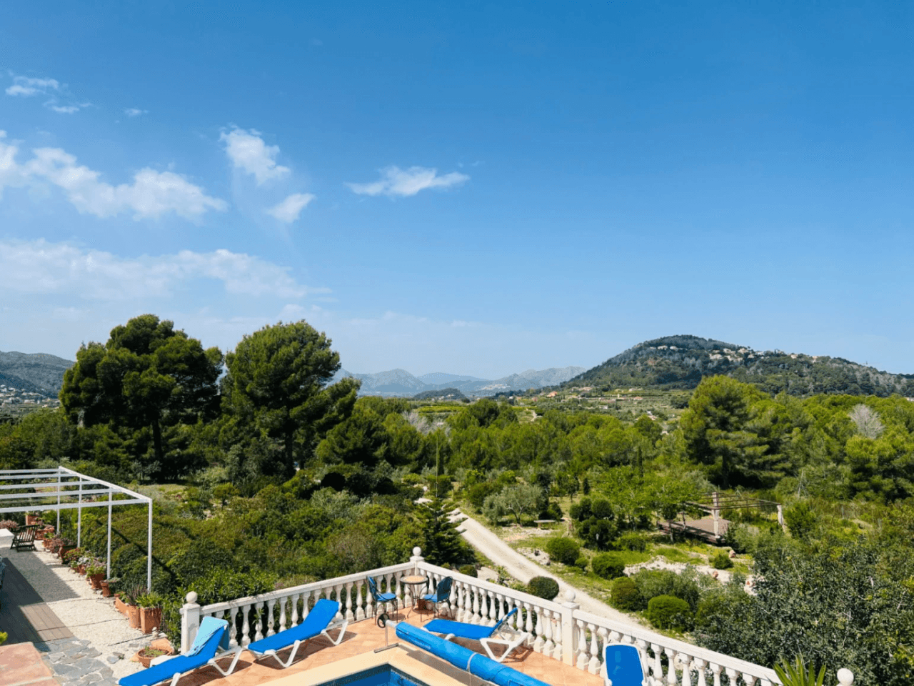 Ruime villa op een unieke locatie met panoramisch uitzicht, omringd door een natuurpark in Jesus Pobre, Denia, Costa Blanca.