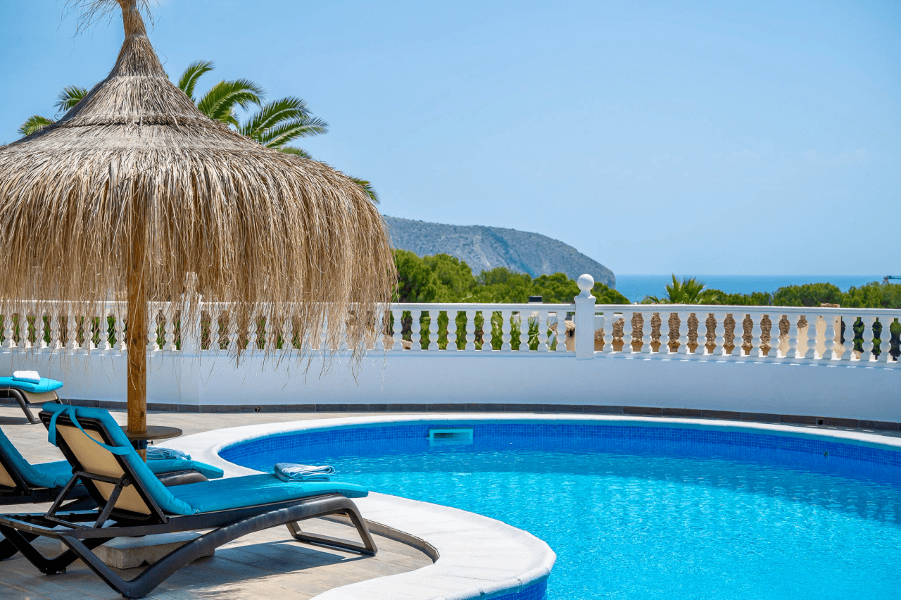 Exclusieve, trendy en volledig gerenoveerde villa met panoramisch zeezicht te koop in Moraira – toplocatie nabij centrum en strand