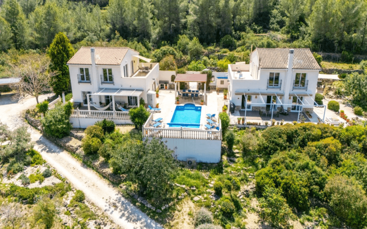 Amplia villa en una parcela única con vistas panorámicas, rodeada de un parque natural en Jesús Pobre, Denia, Costa Blanca.