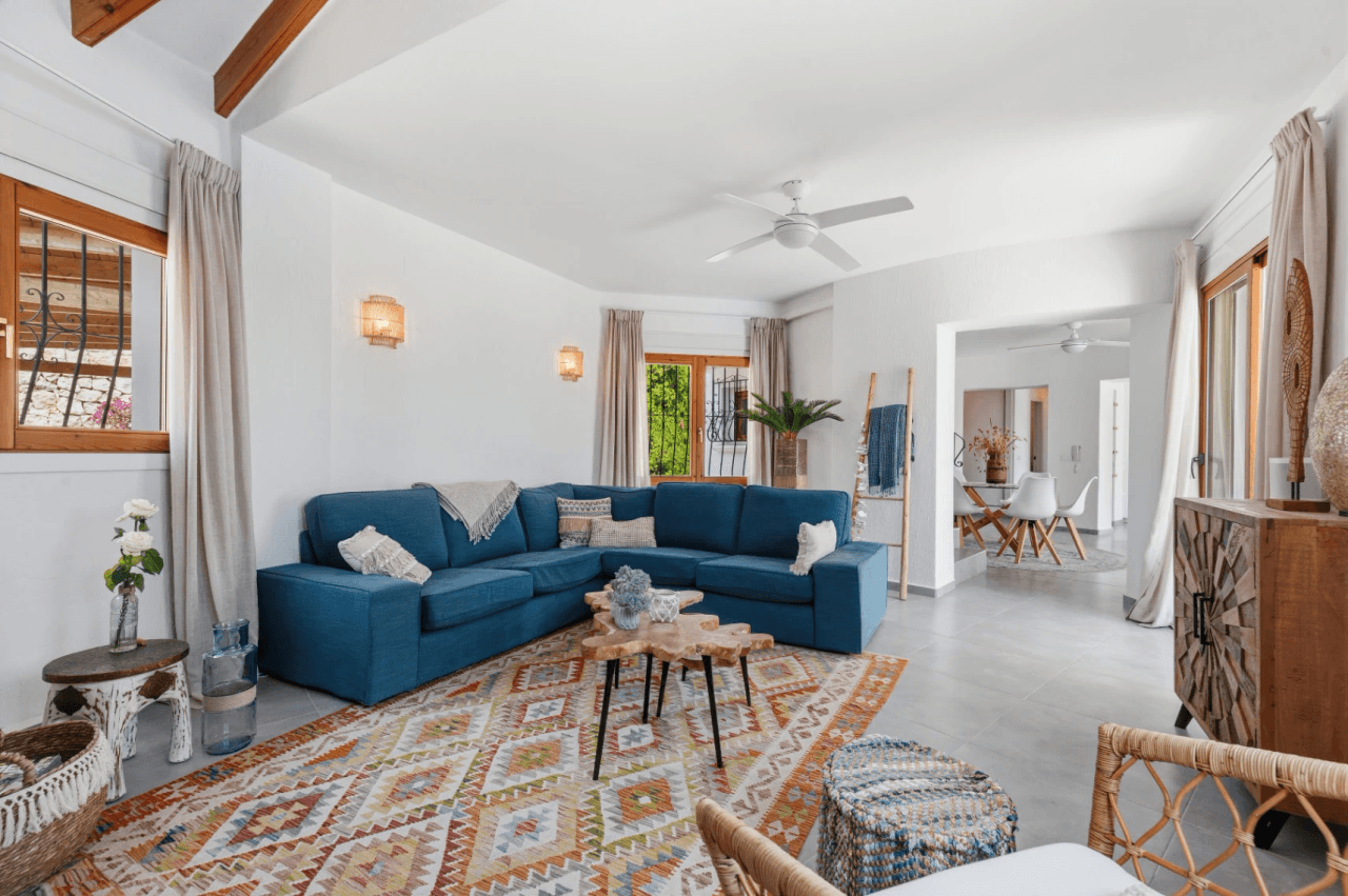 Exclusieve, trendy en volledig gerenoveerde villa met panoramisch zeezicht te koop in Moraira – toplocatie nabij centrum en strand