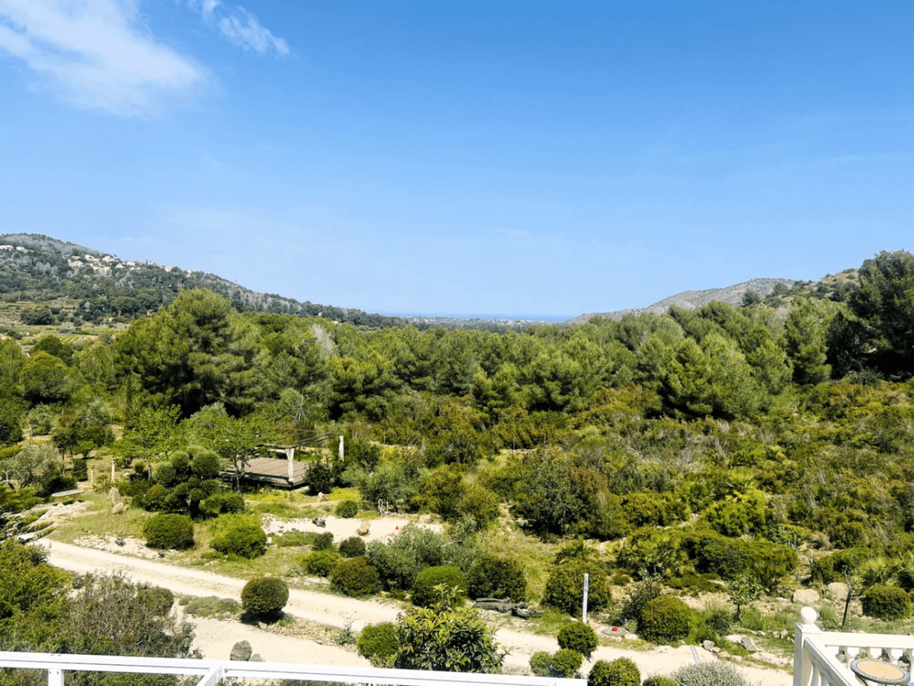 Ruime villa op een unieke locatie met panoramisch uitzicht, omringd door een natuurpark in Jesus Pobre, Denia, Costa Blanca.