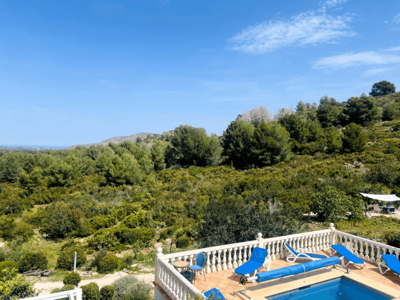 Ruime villa op een unieke locatie met panoramisch uitzicht, omringd door een natuurpark in Jesus Pobre, Denia, Costa Blanca.