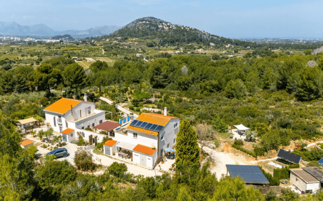 Ruime villa op een unieke locatie met panoramisch uitzicht, omringd door een natuurpark in Jesus Pobre, Denia, Costa Blanca.