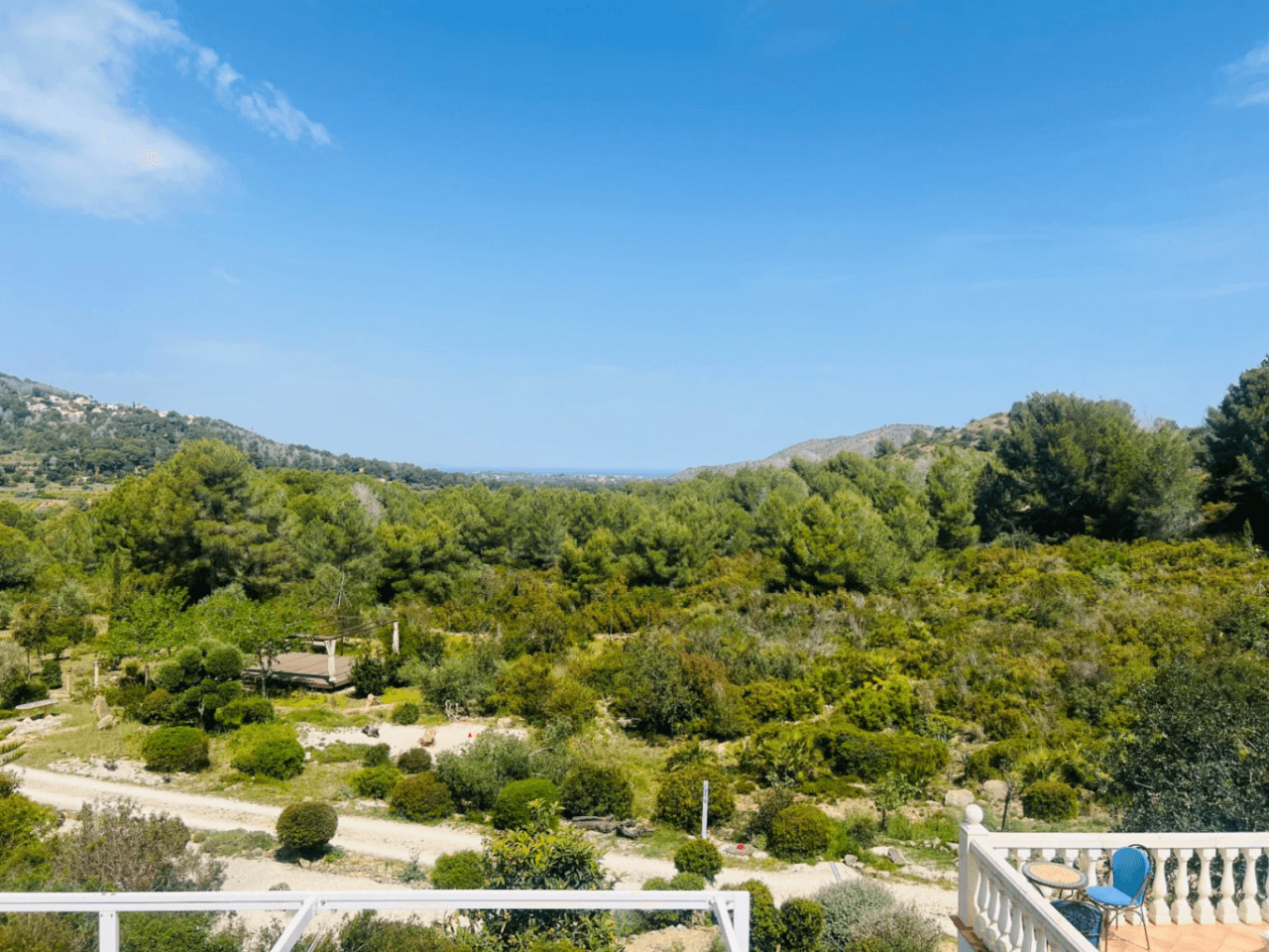 Ruime villa op een unieke locatie met panoramisch uitzicht, omringd door een natuurpark in Jesus Pobre, Denia, Costa Blanca.