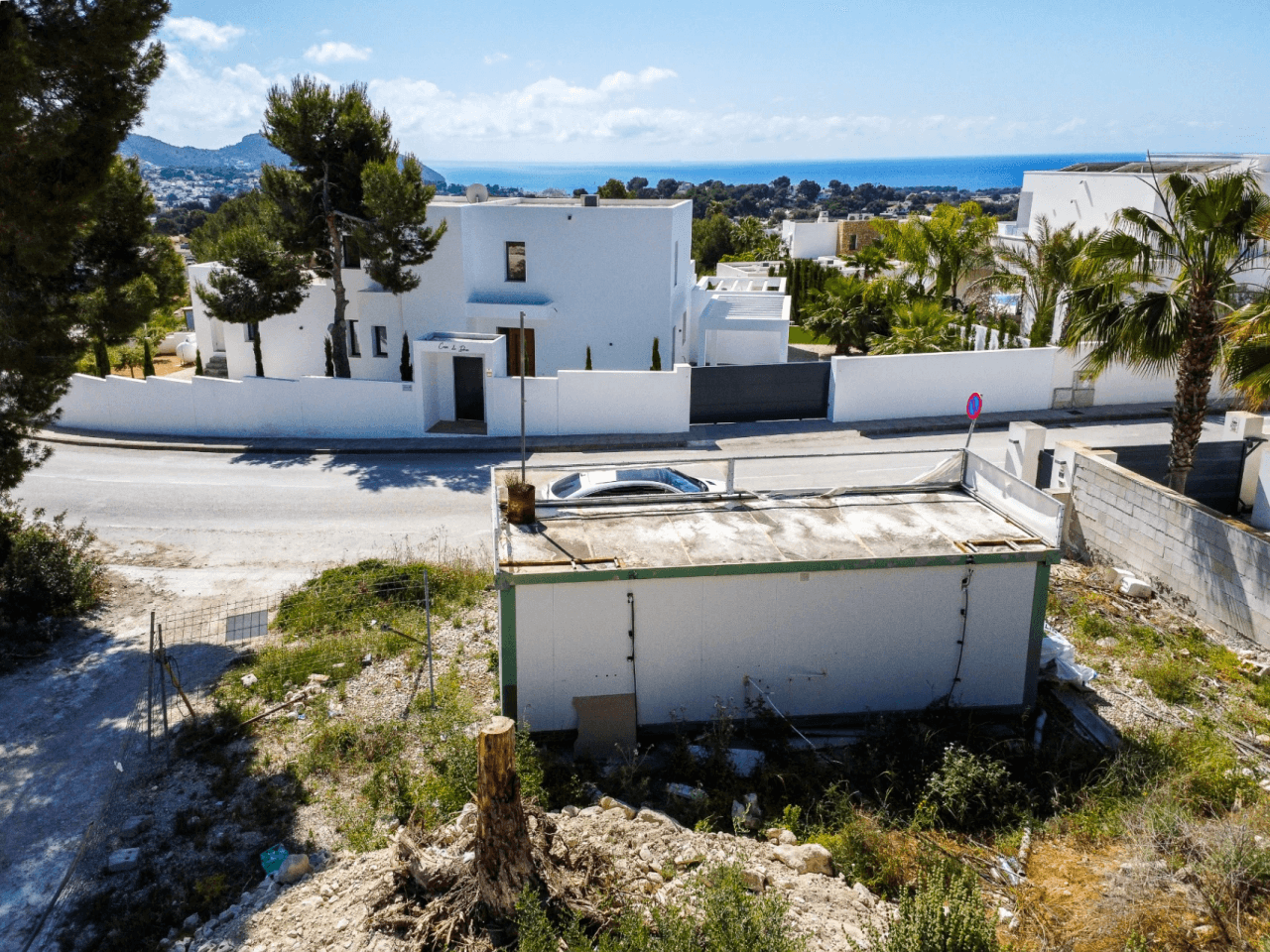 Perceel in Moraira te koop met zeezicht en volledige infrastructuur