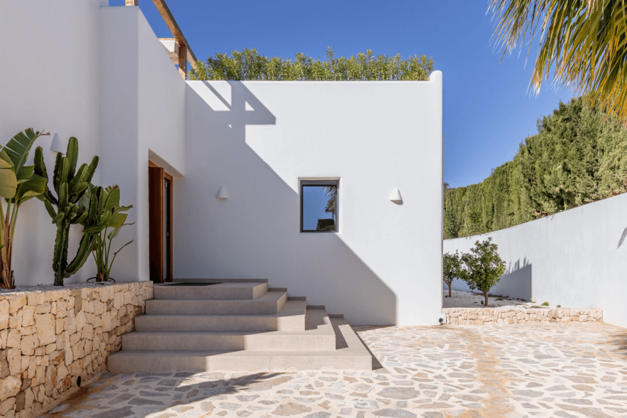 Ibiza Style Luxury Villa in Moraira — Mediterranean Elegance Just 1 km from the Sea