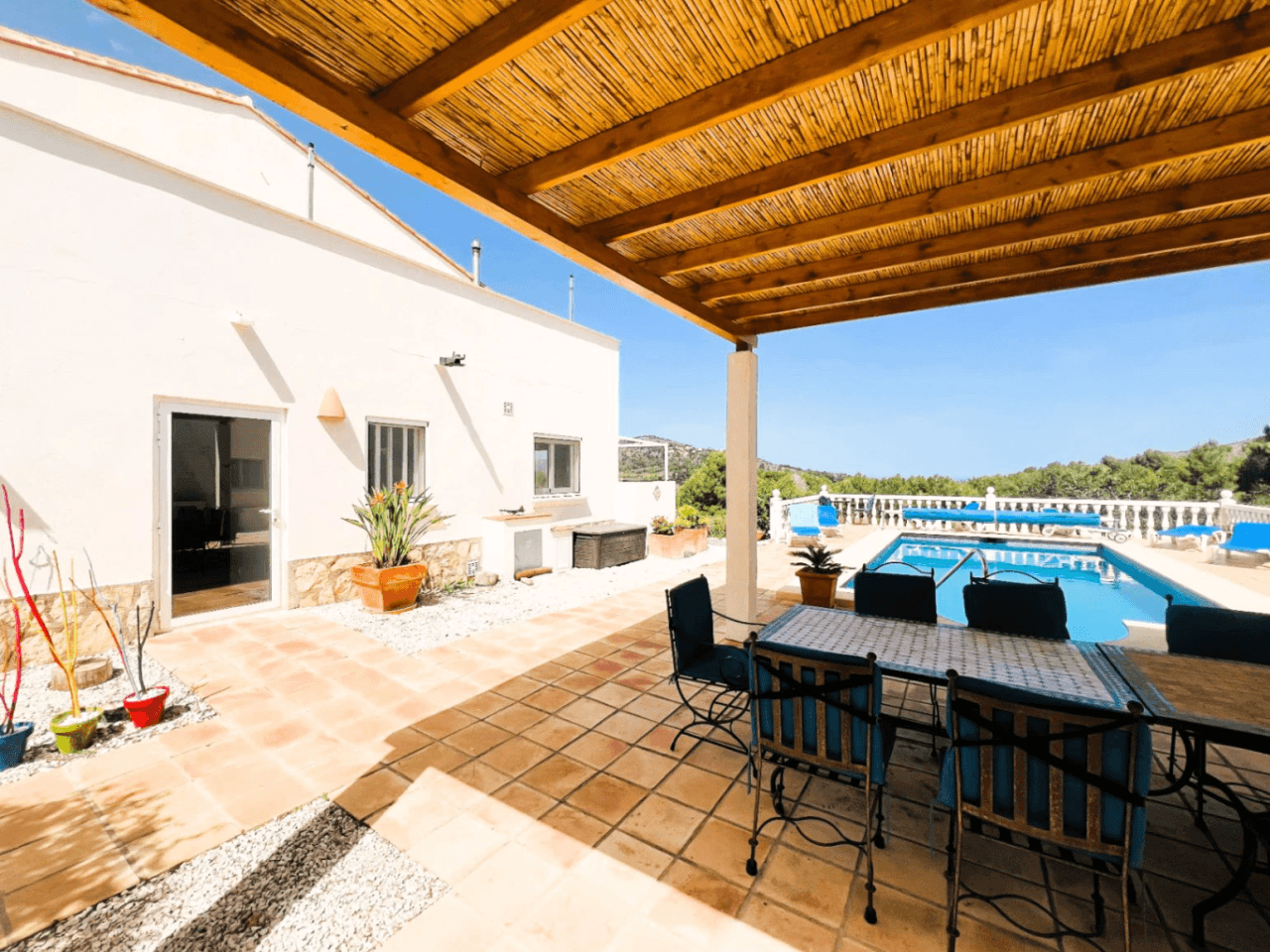 Ruime villa op een unieke locatie met panoramisch uitzicht, omringd door een natuurpark in Jesus Pobre, Denia, Costa Blanca.