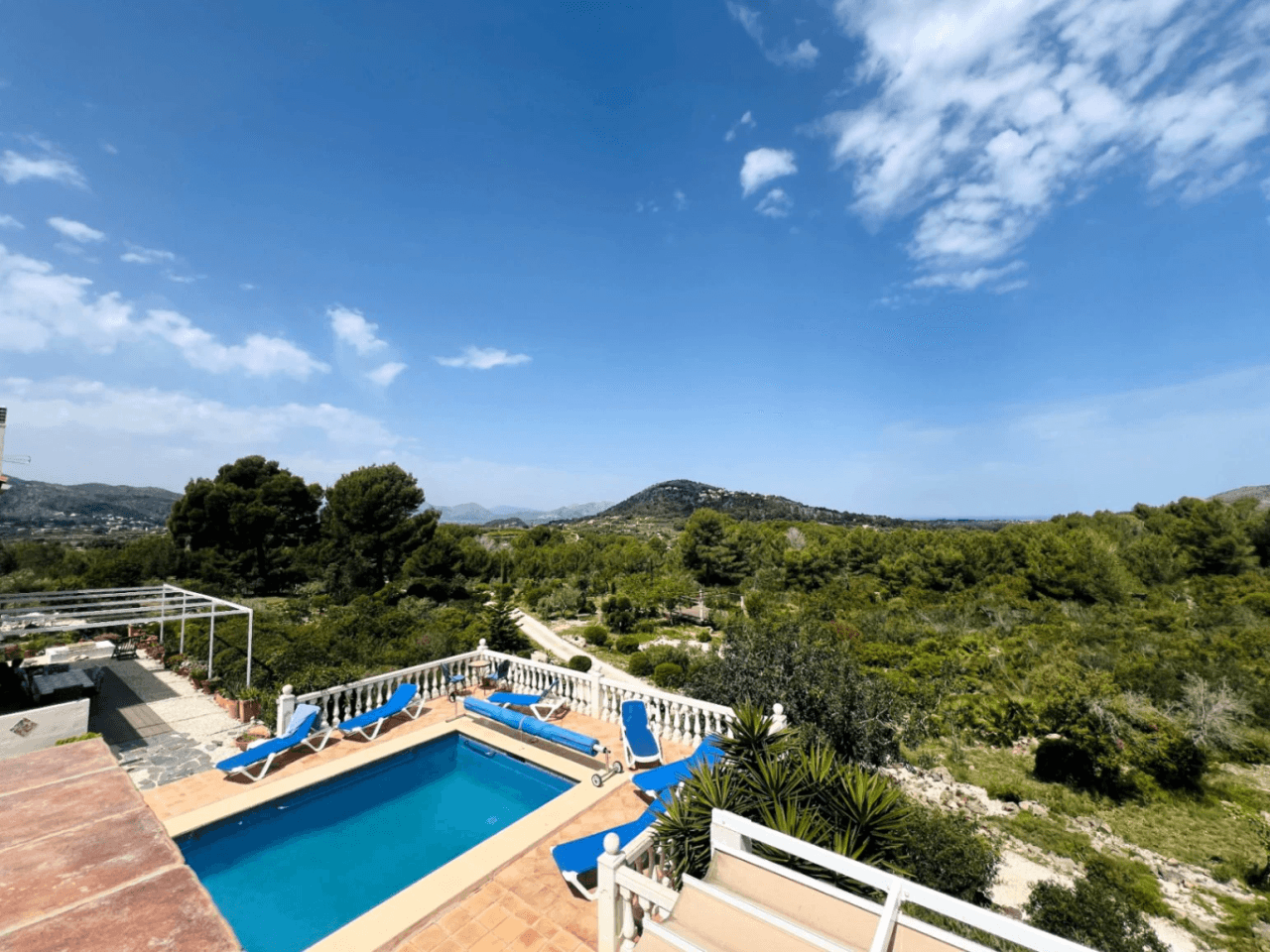 Ruime villa op een unieke locatie met panoramisch uitzicht, omringd door een natuurpark in Jesus Pobre, Denia, Costa Blanca.