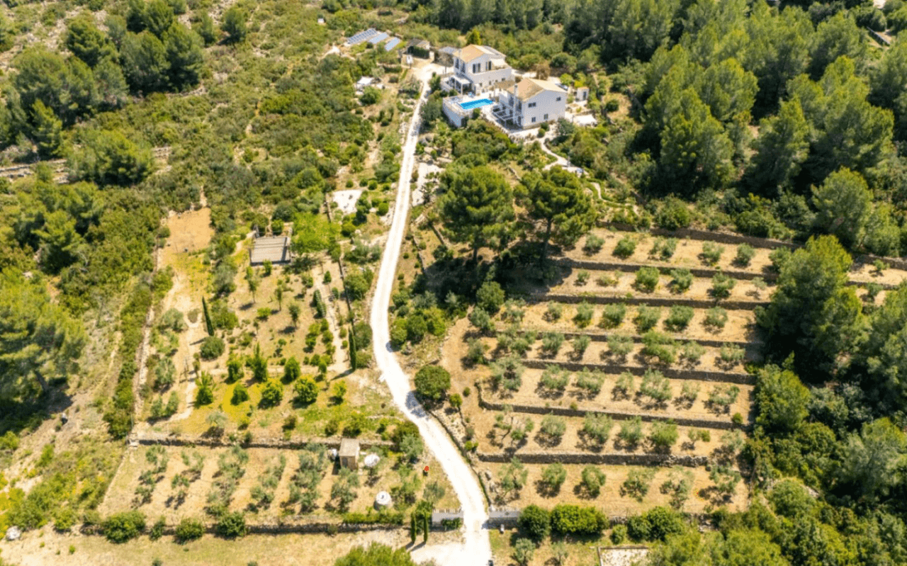 Ruime villa op een unieke locatie met panoramisch uitzicht, omringd door een natuurpark in Jesus Pobre, Denia, Costa Blanca.