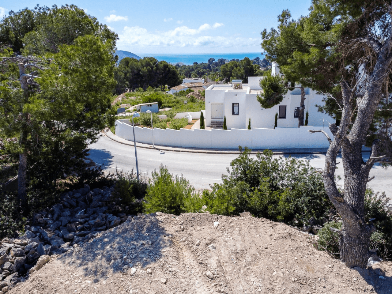 Perceel in Moraira te koop met zeezicht en volledige infrastructuur