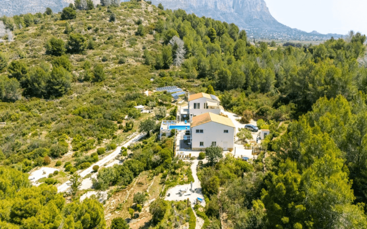 Ruime villa op een unieke locatie met panoramisch uitzicht, omringd door een natuurpark in Jesus Pobre, Denia, Costa Blanca.