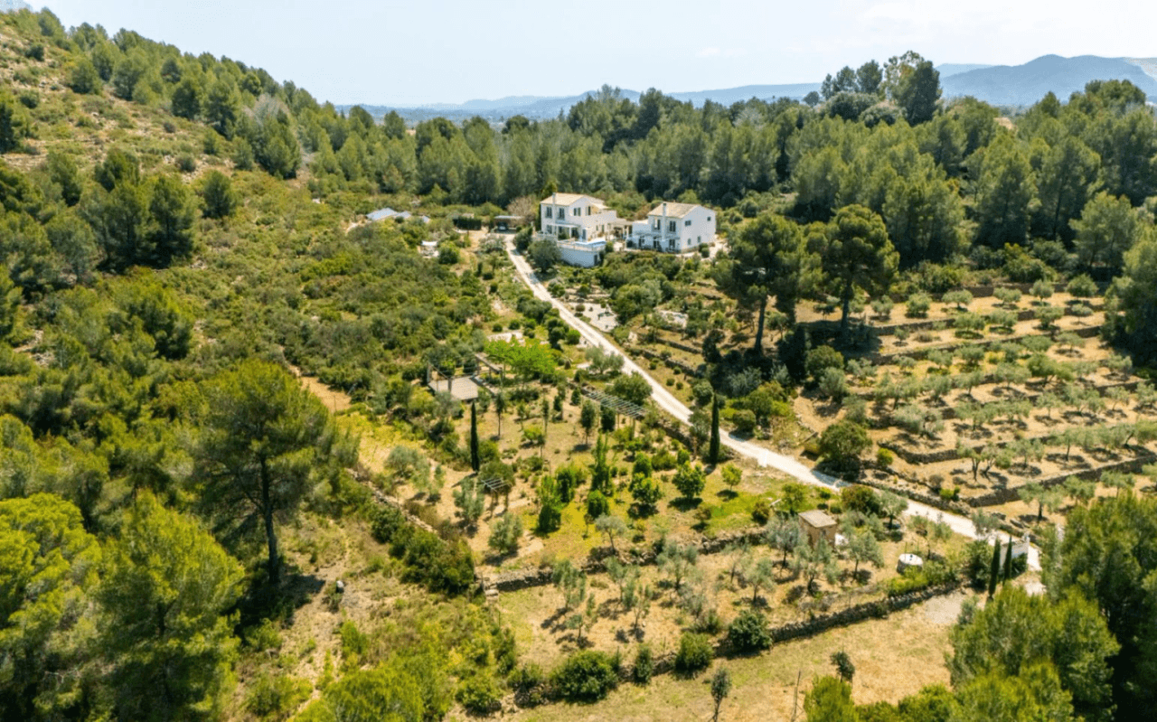 Ruime villa op een unieke locatie met panoramisch uitzicht, omringd door een natuurpark in Jesus Pobre, Denia, Costa Blanca.