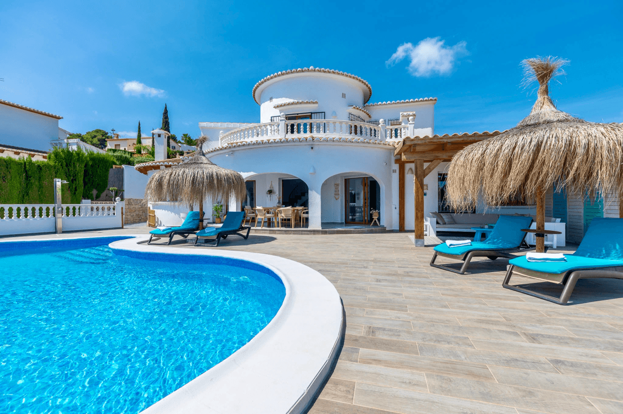 Villa exclusive, tendance et entièrement rénovée avec vue panoramique sur la mer à vendre à Moraira - emplacement de choix près du centre et de la plage.