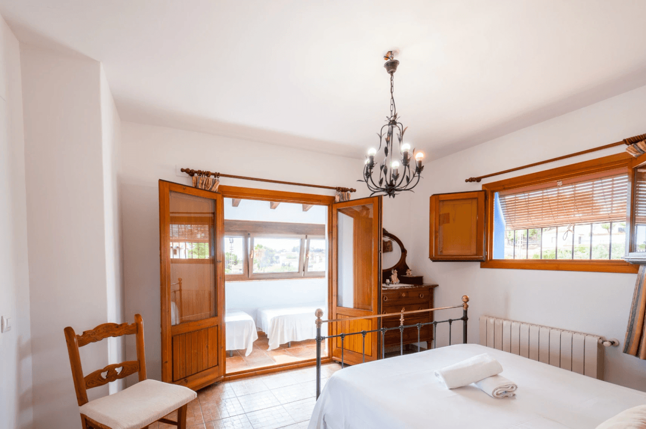 Benissa Finca te koop op groot perceel met zwembad en gastenhuis