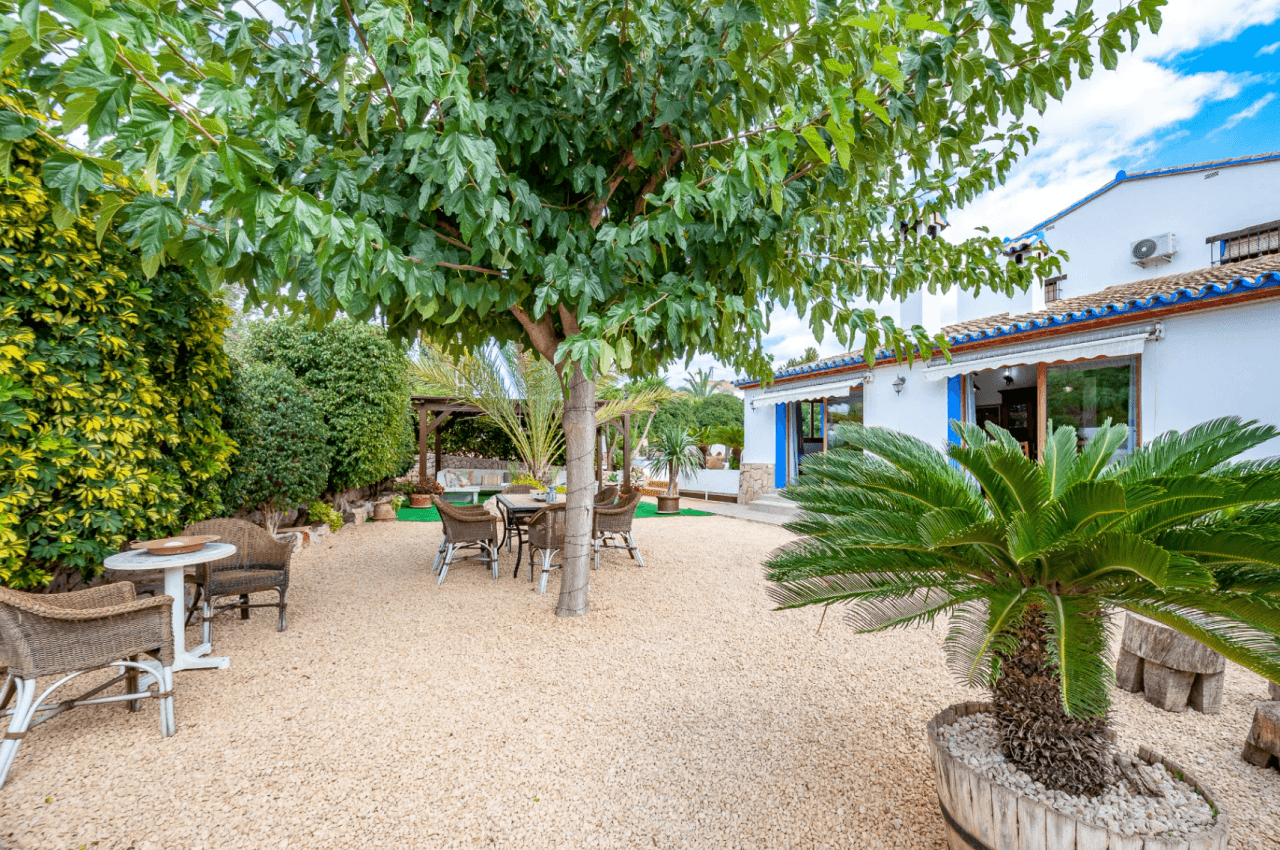 Benissa Finca te koop op groot perceel met zwembad en gastenhuis
