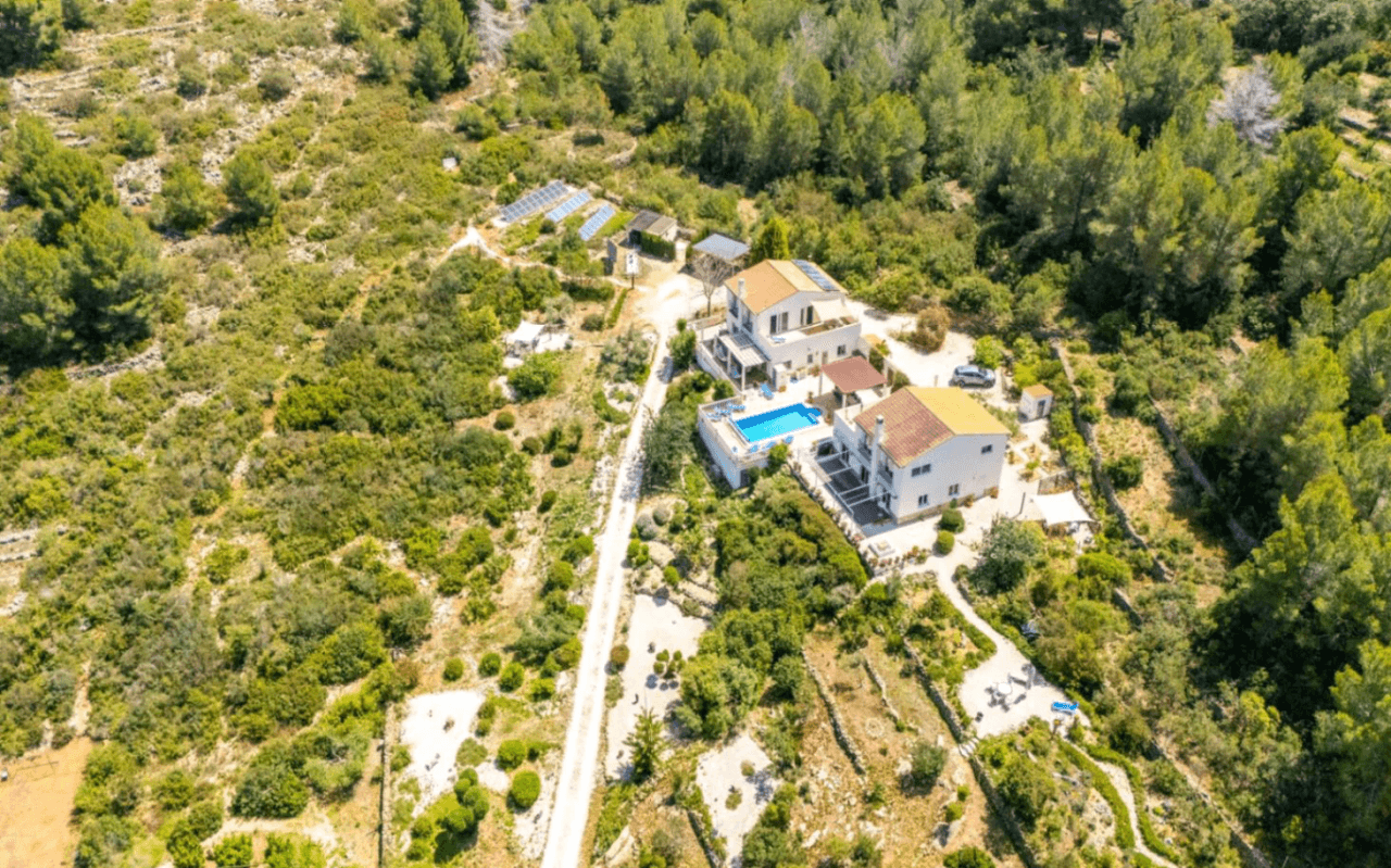 Ruime villa op een unieke locatie met panoramisch uitzicht, omringd door een natuurpark in Jesus Pobre, Denia, Costa Blanca.