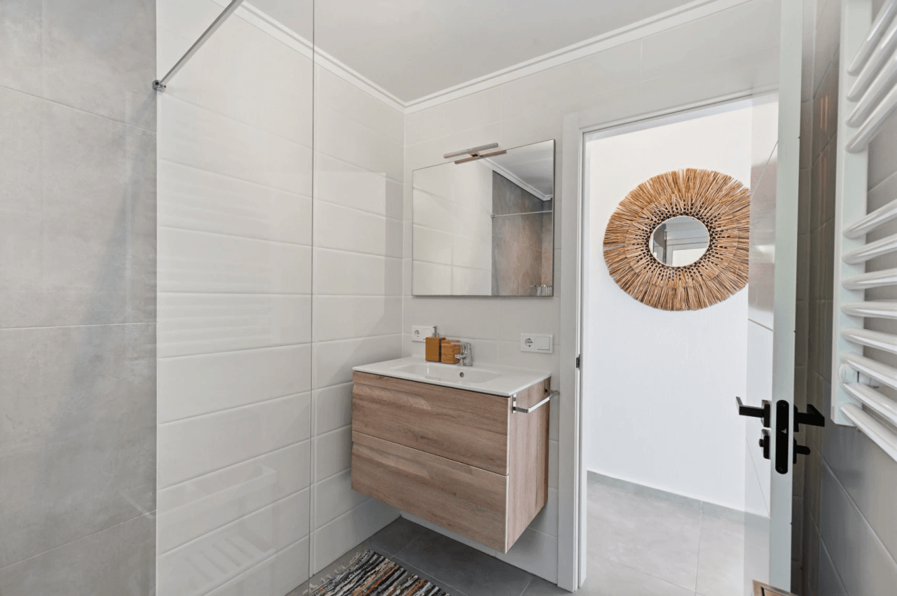 Exclusieve, trendy en volledig gerenoveerde villa met panoramisch zeezicht te koop in Moraira – toplocatie nabij centrum en strand