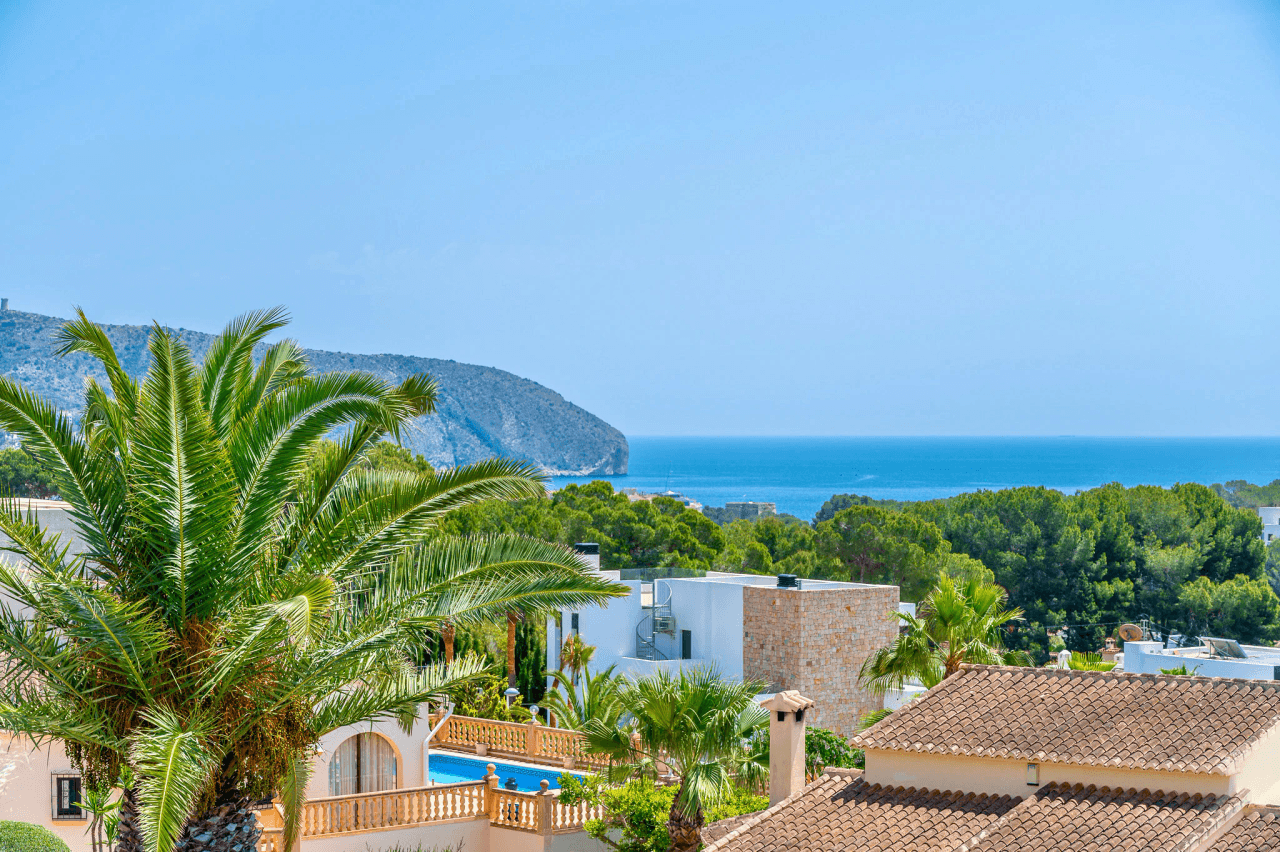 Exclusieve, trendy en volledig gerenoveerde villa met panoramisch zeezicht te koop in Moraira – toplocatie nabij centrum en strand