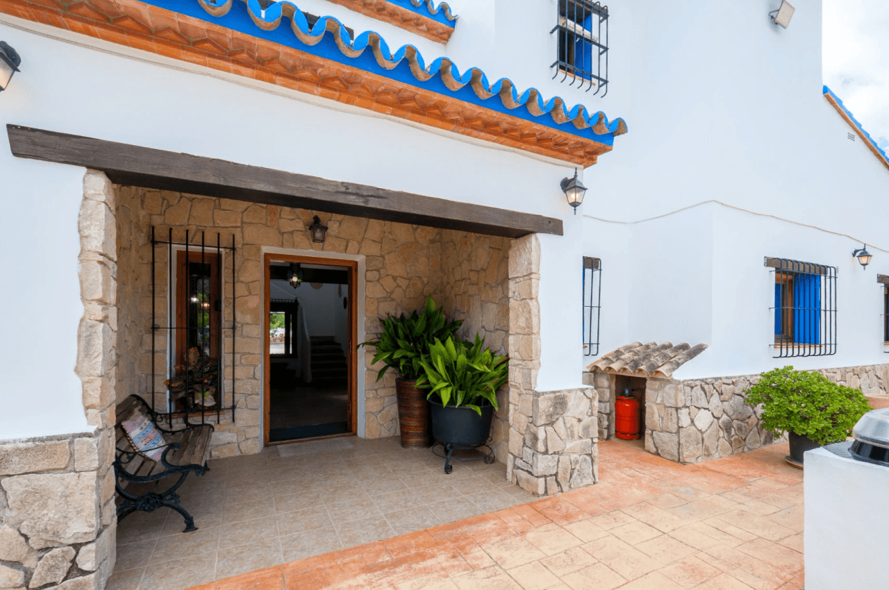 Benissa Finca te koop op groot perceel met zwembad en gastenhuis