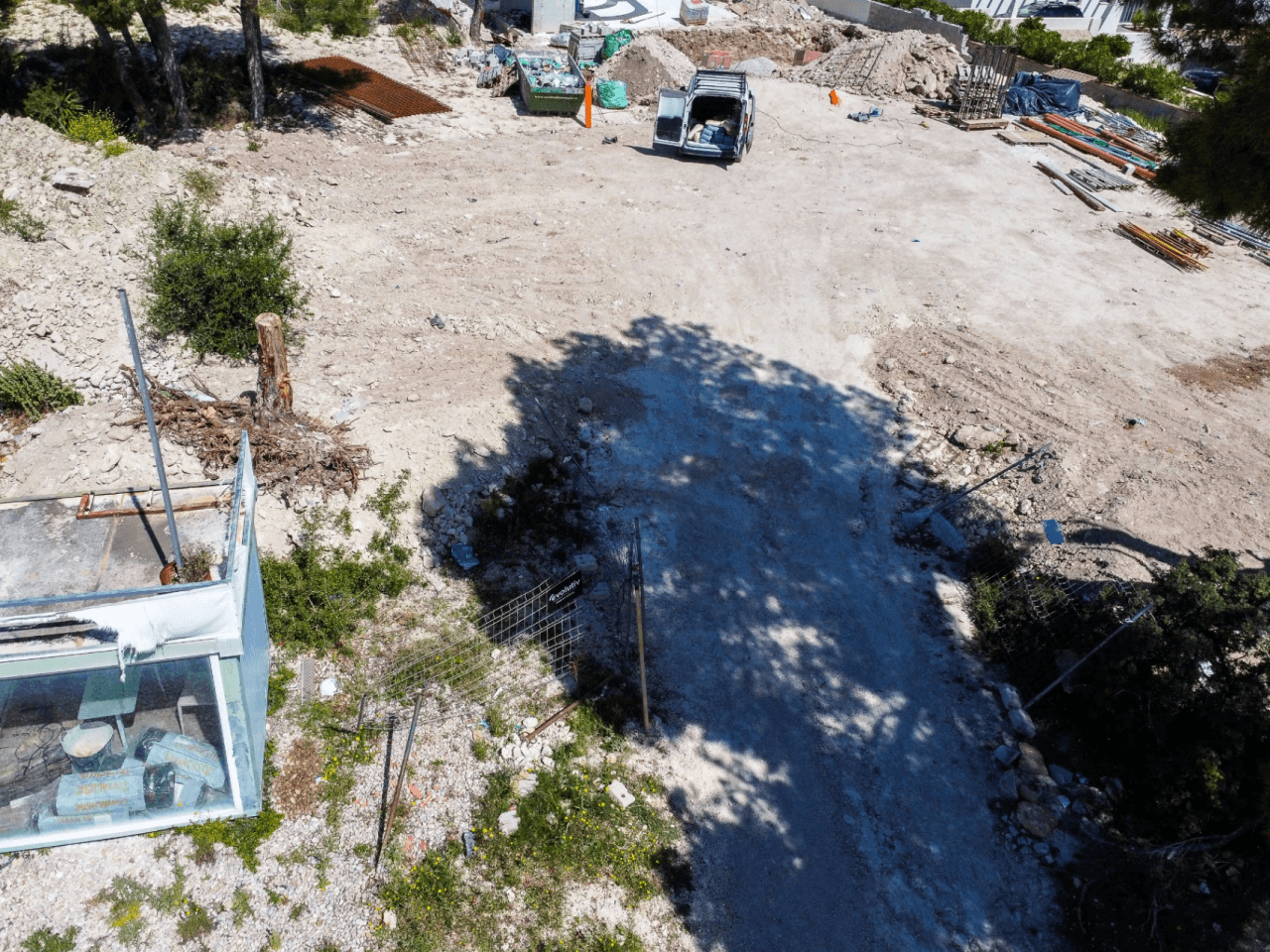 Perceel in Moraira te koop met zeezicht en volledige infrastructuur