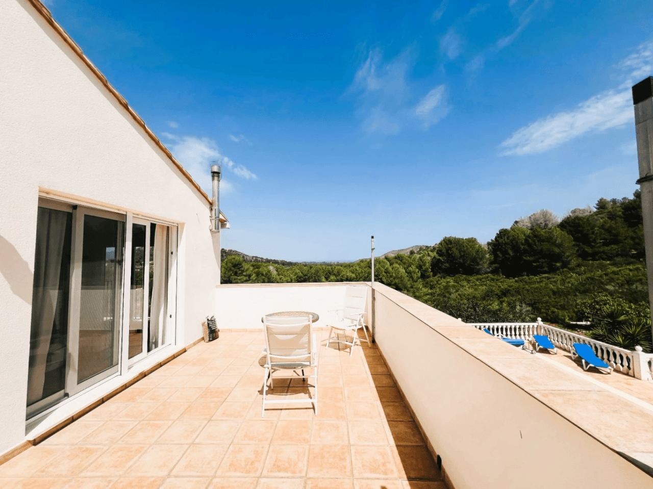 Ruime villa op een unieke locatie met panoramisch uitzicht, omringd door een natuurpark in Jesus Pobre, Denia, Costa Blanca.