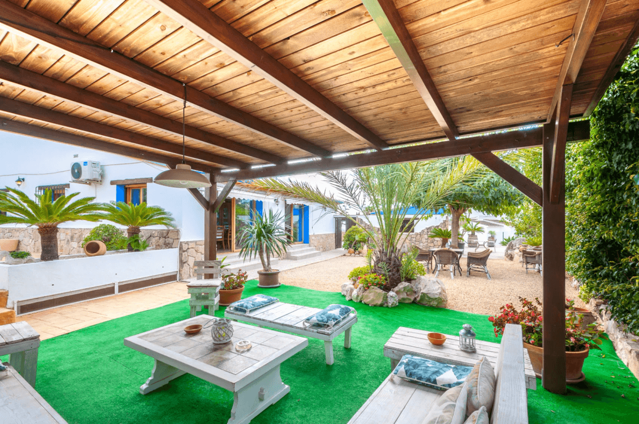 Benissa Finca te koop op groot perceel met zwembad en gastenhuis