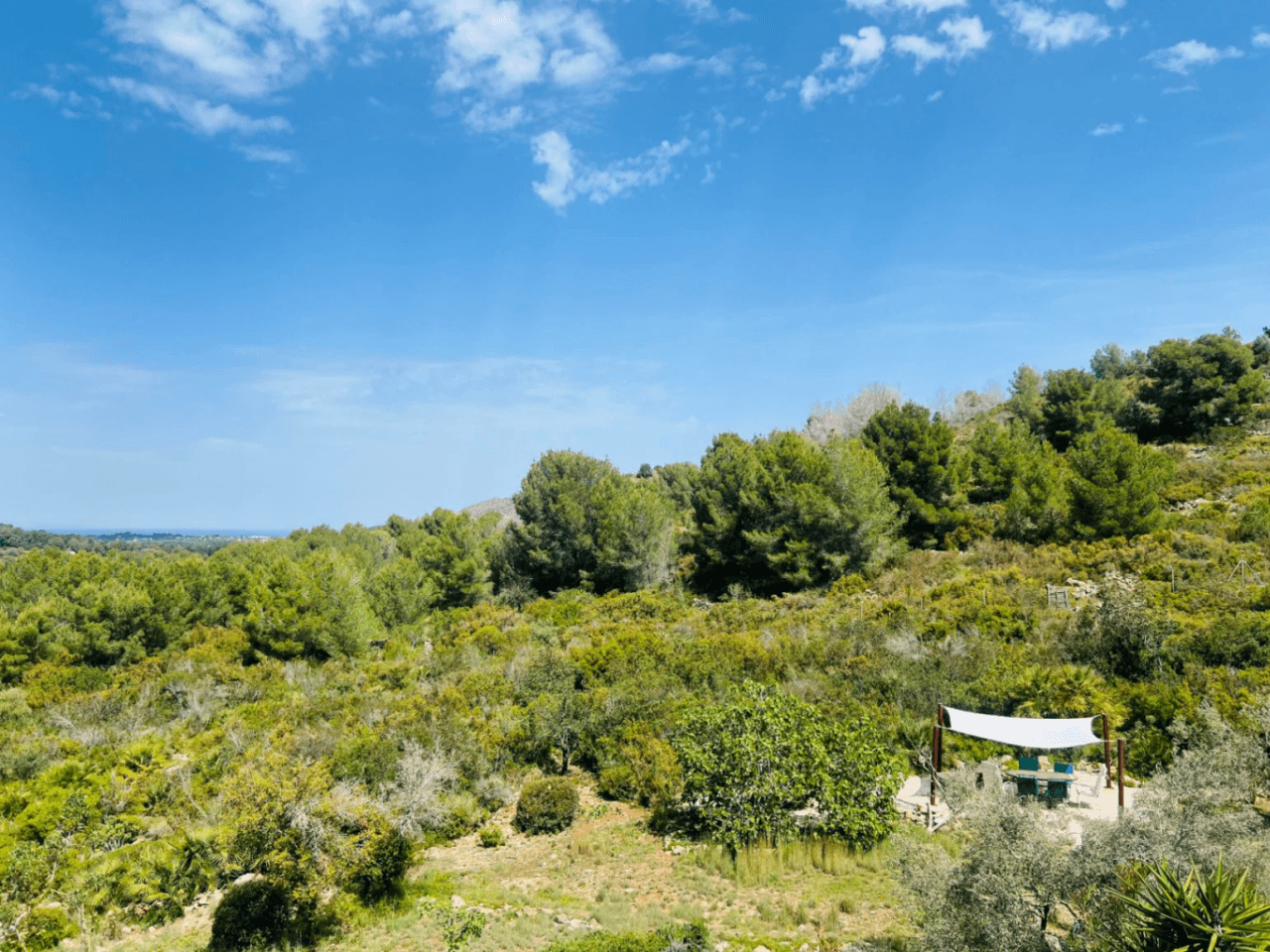 Ruime villa op een unieke locatie met panoramisch uitzicht, omringd door een natuurpark in Jesus Pobre, Denia, Costa Blanca.