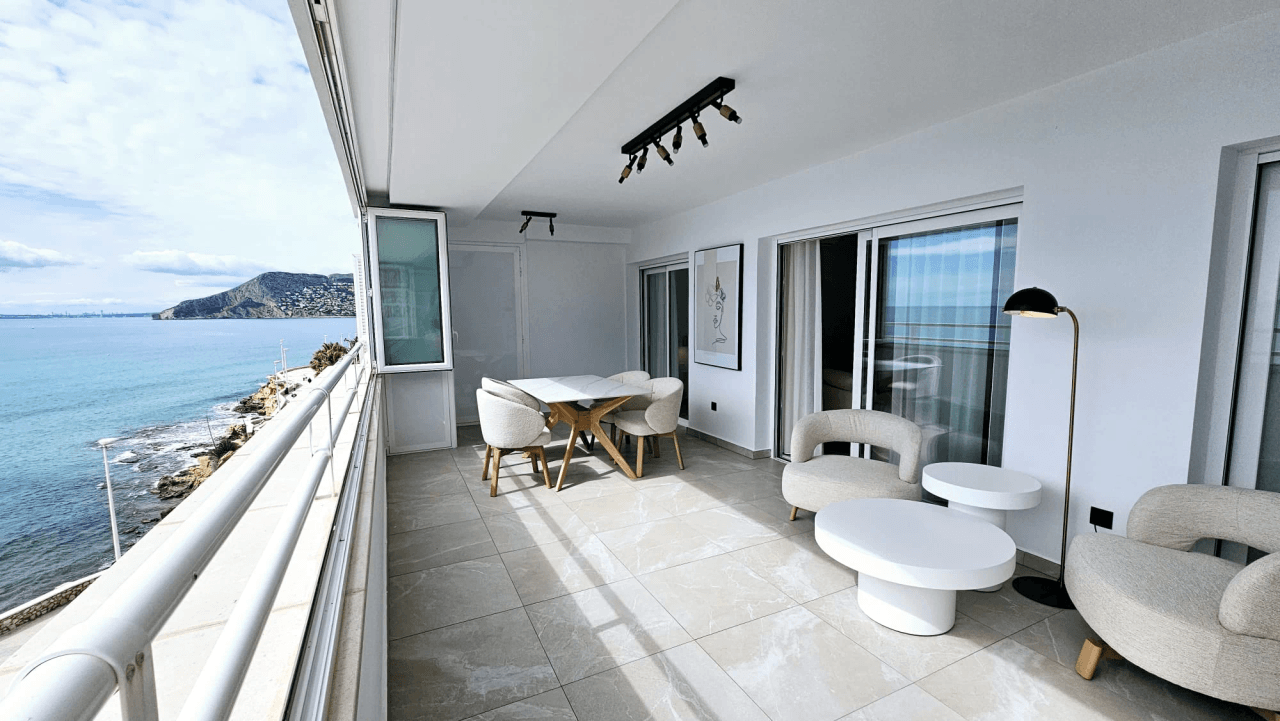 Volledig gerenoveerd appartement aan het strand te koop in Calpe, Costa Blanca.