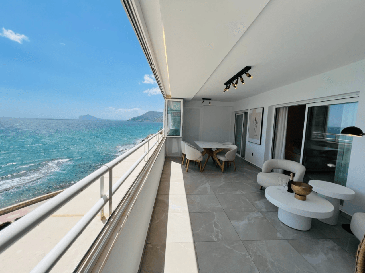 Volledig gerenoveerd appartement aan het strand te koop in Calpe, Costa Blanca.