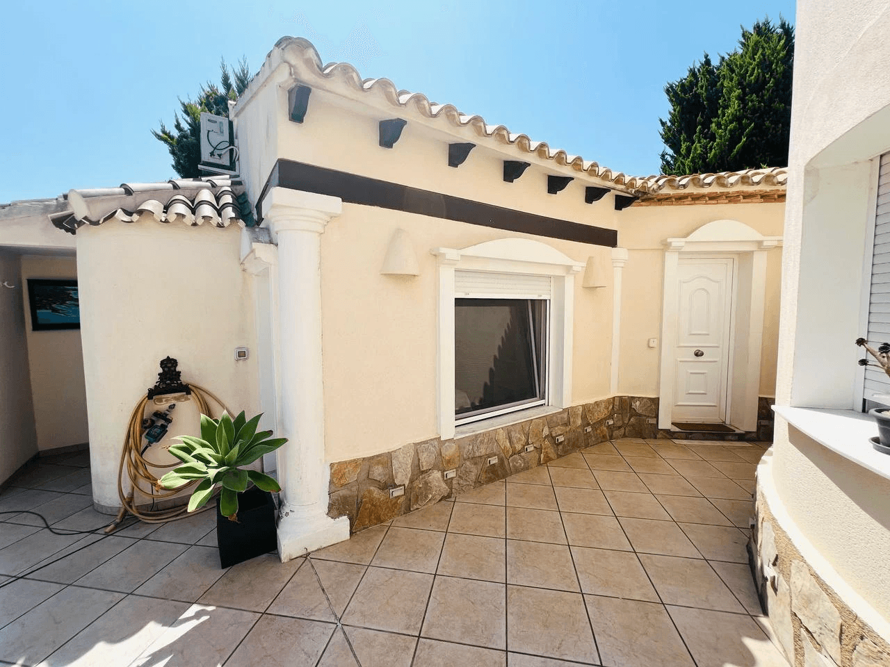 Charming Mediterranean villa on a single floor with spectacular views of La Sella Golf Resort, Pedreguer, Costa Blanca.
