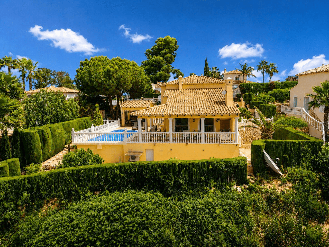 South-facing villa in excellent condition for sale in Sella Golf Resort, Pedreguer, Costa Blanca.