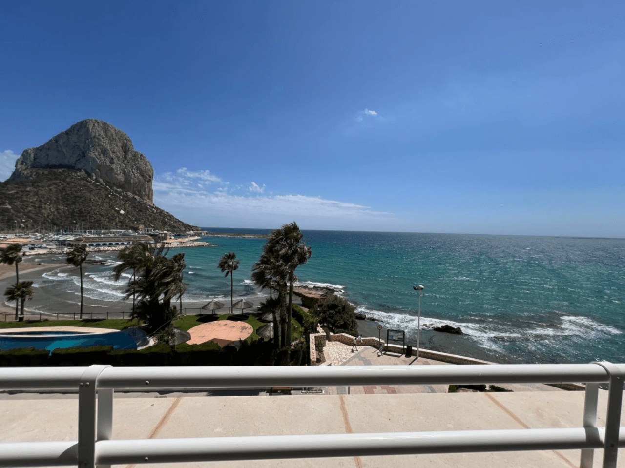 Apartamento frente a la playa completamente renovado en venta en Calpe, Costa Blanca.