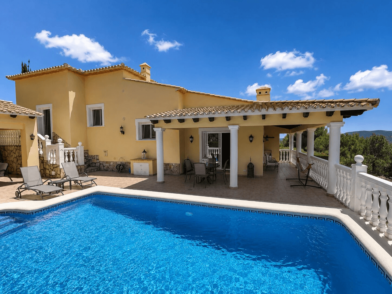 South-facing villa in excellent condition for sale in Sella Golf Resort, Pedreguer, Costa Blanca.