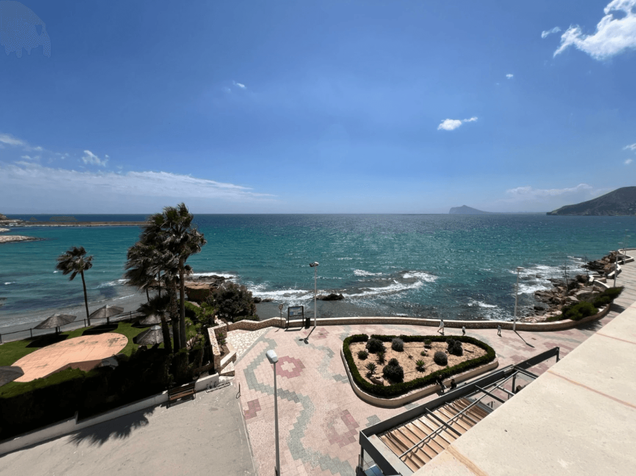 Volledig gerenoveerd appartement aan het strand te koop in Calpe, Costa Blanca.